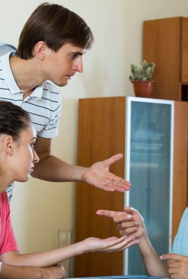 ماذا تفعل الزوجة اذا كانت ام زوجها لا ترضى بها بسبب شكلها