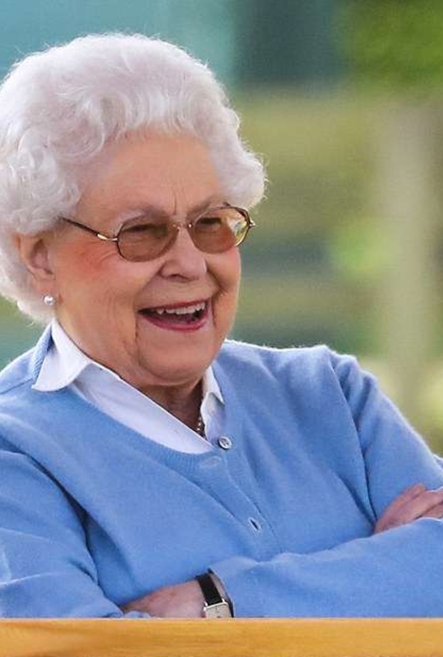 ملكة بريطانيا تتابع سباق رويال وندسور للخيول