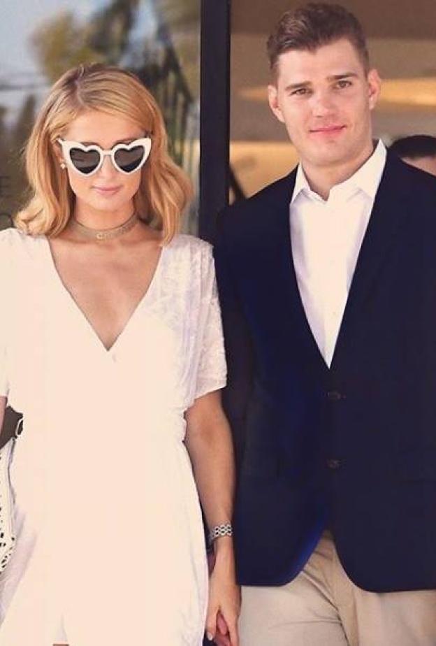 باريس هيلتون بإطلالة رومنسية مع خطيبها في بيفرلي هيلز