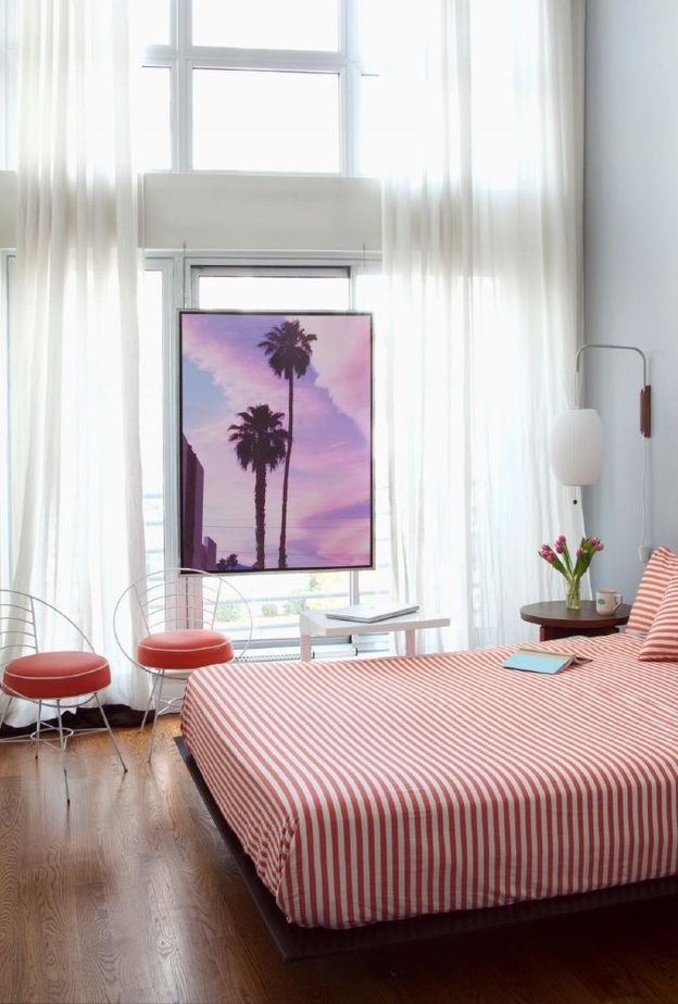 سرير خشبي قابل للطي يتحول لمكتبة للمساحات الصغيرة