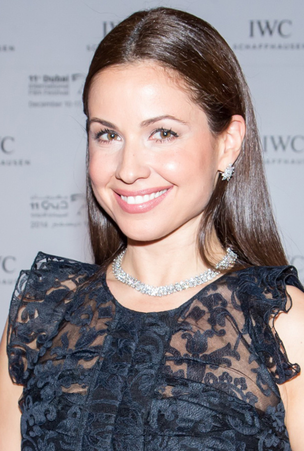 جاذبية اطلالة ريا أبي راشد بمجوهرات تيفاني