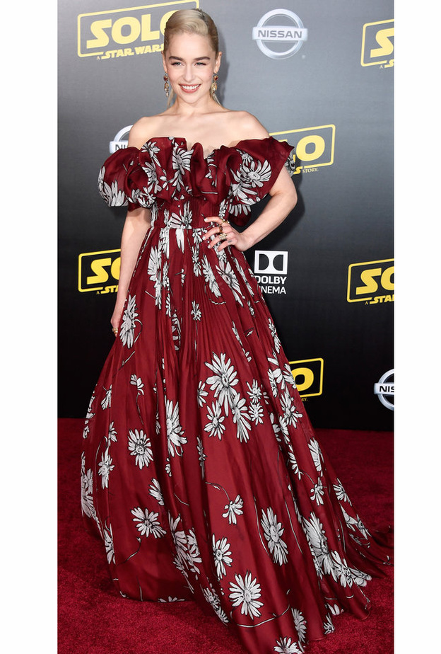 ريهانا ‏Rihanna‏ بإطلالة عفوية مع موضة المعطف الضخم والطويل باللون الاسود