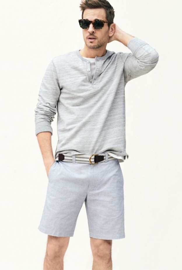 شورت الجينز يعدّ من التصاميم السهلة التنسيق وتليق به القمصان الأنيقة