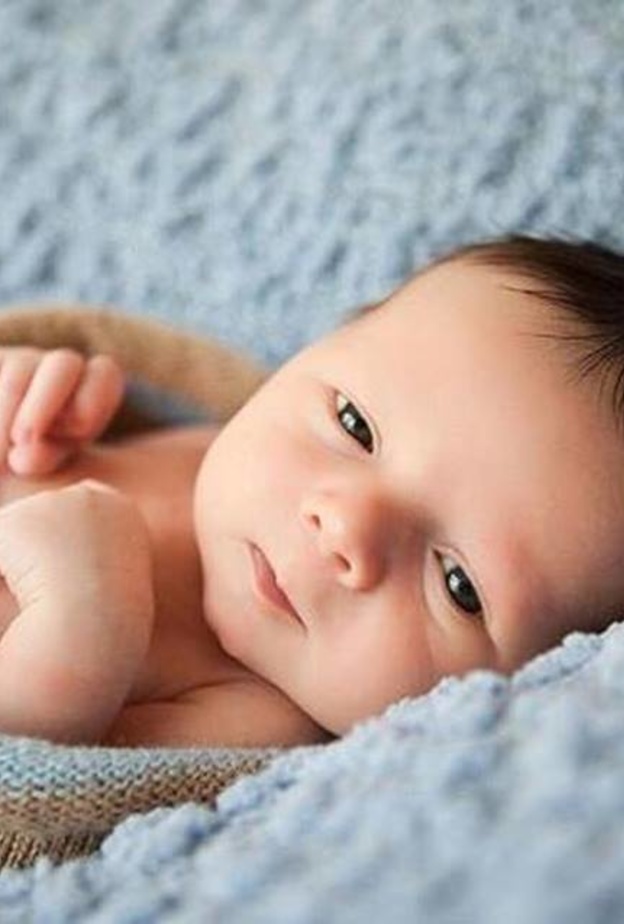 في أي شهر يتم تثبيت وتحديد لون بشرة الطفل الرضيع