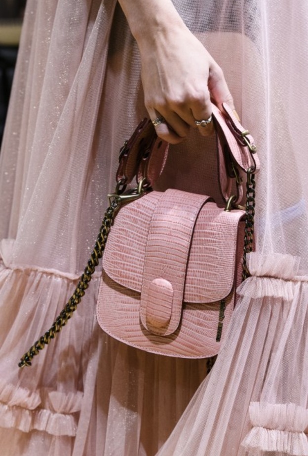 رقيّ وأناقة في النّقشات الحيوانية مع بوتيغا فينيتا