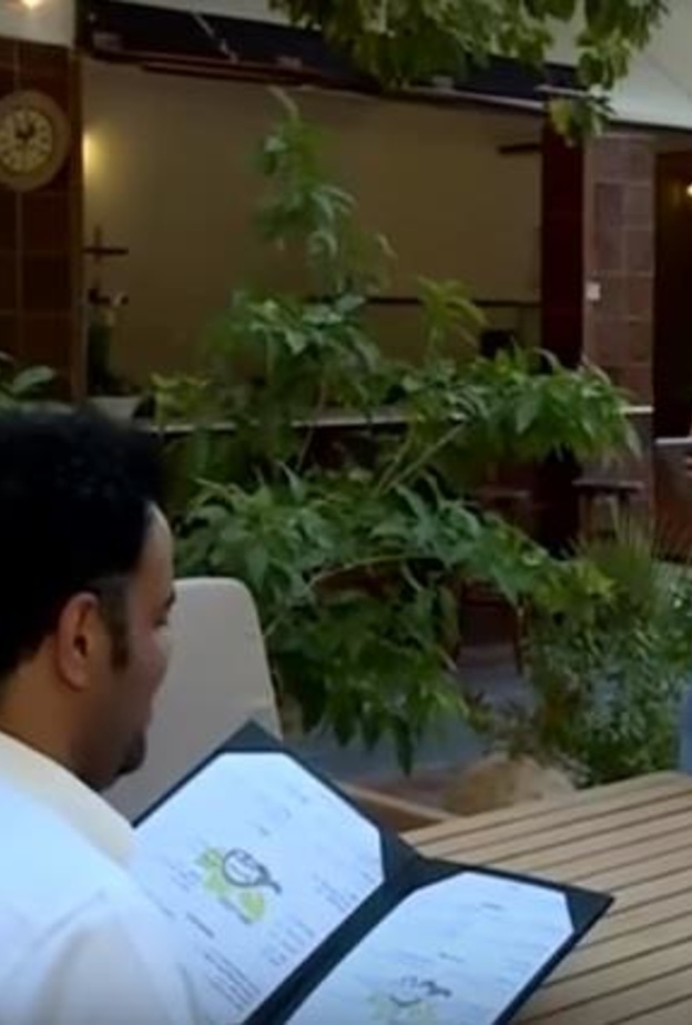 شقيقان سعوديان يحولان مزرعة والدهما إلى مطعم و مقهى ريفي