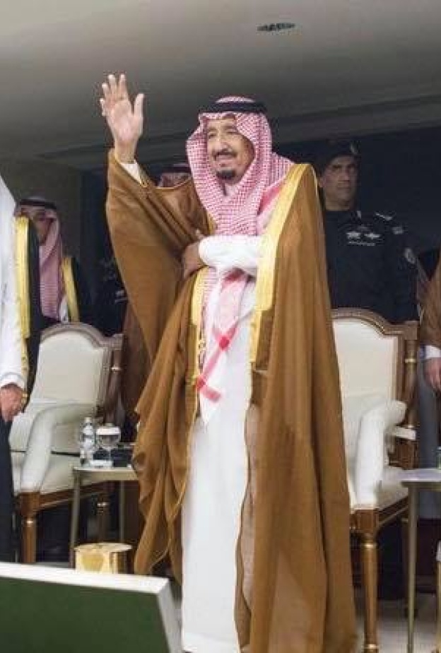 الملك سلمان بن عبدالعزيز يشارك بالعرضة السعودية على منصة ملعب الجوهرة أمس
