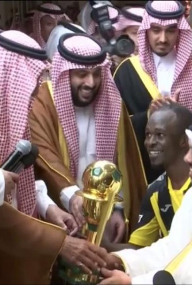خادم الحرمين الشريفين يتوج الاتحاد بـ كأس الملك