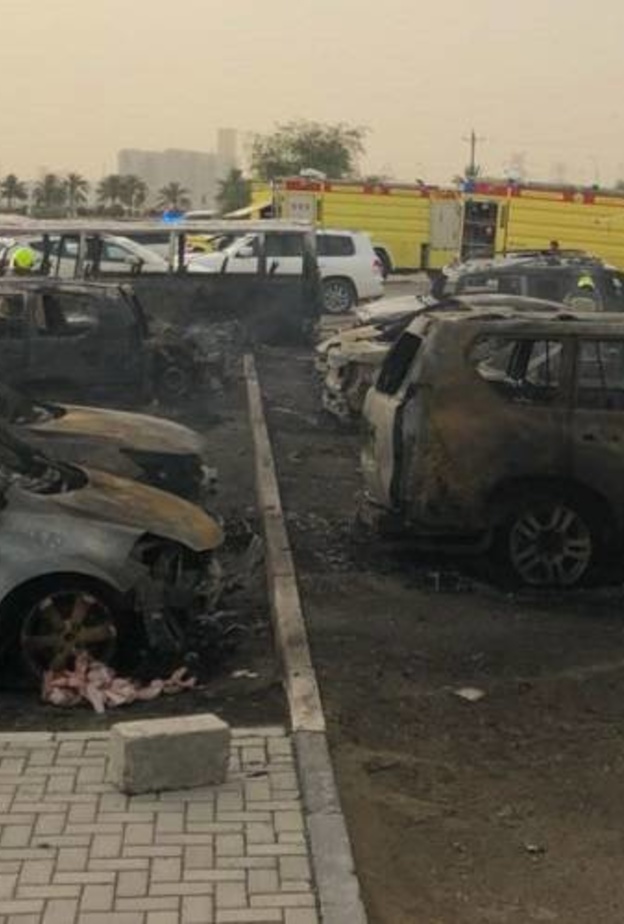 حريق بـ 11 سيارة في مواقف "أوت ليت مول" و"مدني" دبي يسيطر خلال 30 دقيقة 