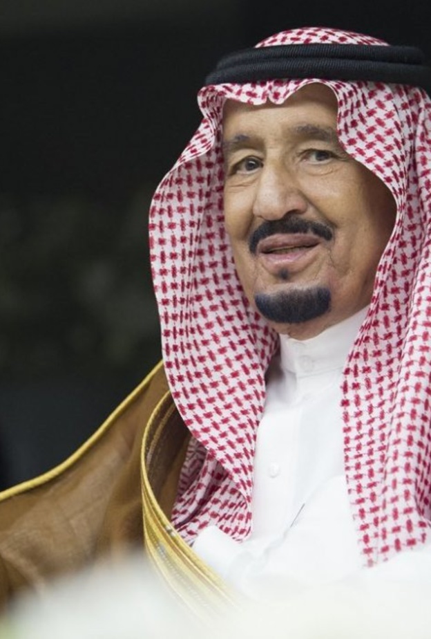 الملك سلمان يؤدي العرضه السعودية