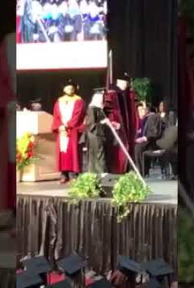 تصفيق حار لمبتعثة سعودية كفيفة بحفل تخرجها من جامعة بأمريكا
