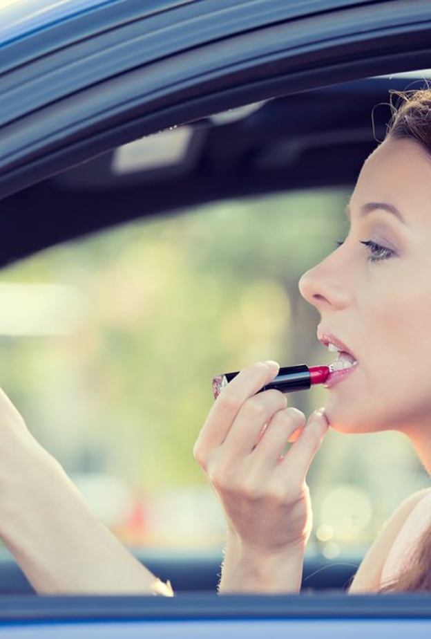 وضع مساحيق التجميل خلال فترة الانتظار في الإشارة