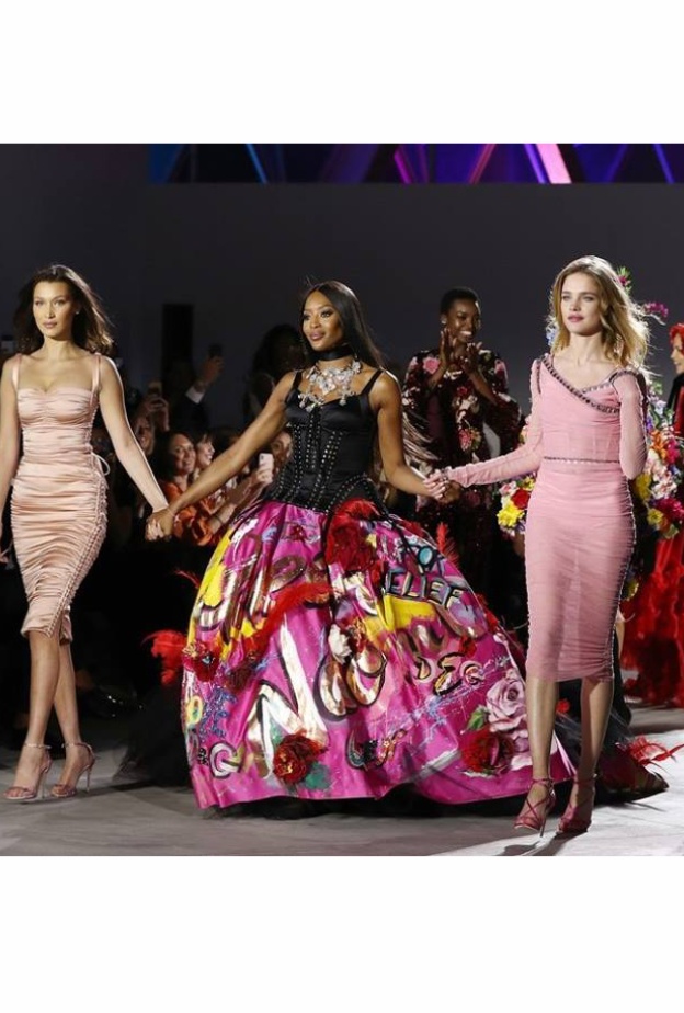 نعومي كامبل وبيلا حديد تشعلان منصة عرض أزياء Fashion For Relief Gala في كان