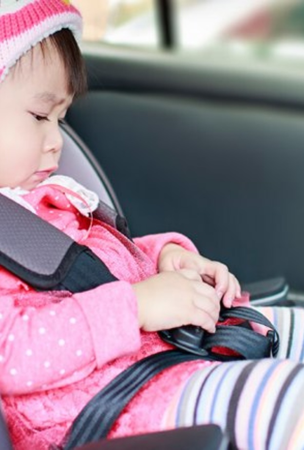 تأكدي دائما من أن طفلك يجلس في مقعد خاص بالأطفال في داخل السيارة