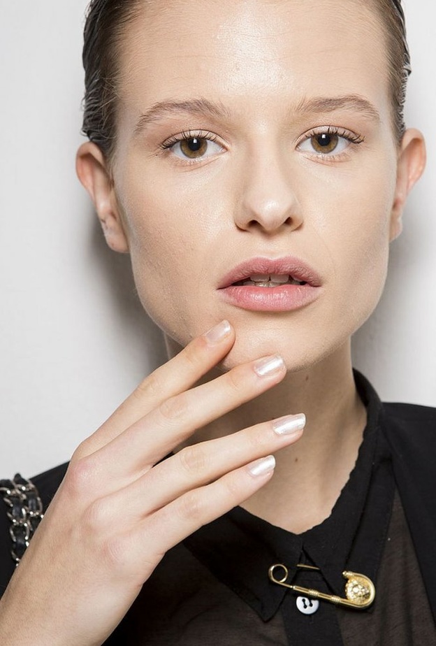 اختاري رسمة ناعمة وميزي بها أظافرك