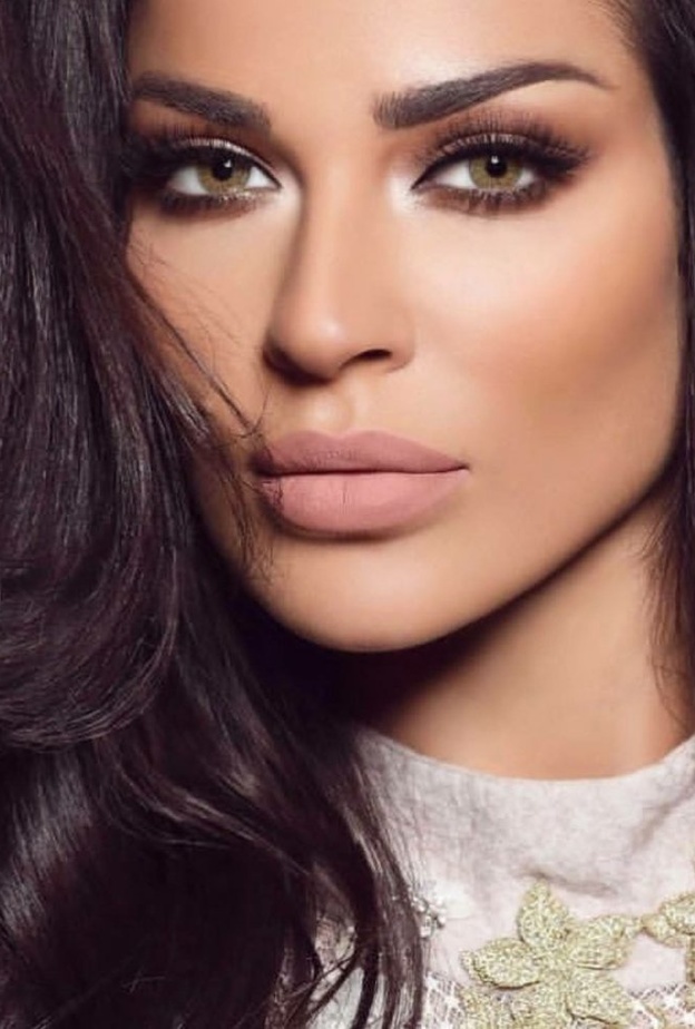 مكياج عرايس فخم وزهري من اختيار نانسي عجرم