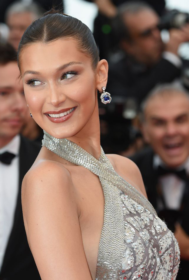 مكياج برونزي وتسريحات شعر ذيل الحصان من اختيار Naomi Campbell