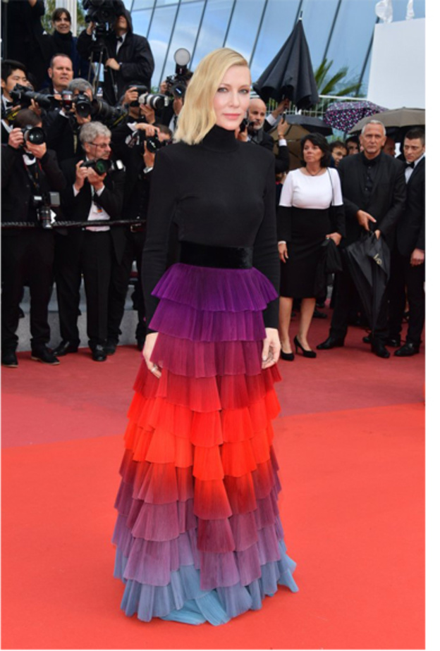 سحرتNatasha Poly الحضور بموضة الفستان البنفسجي الجريء من دار Atelier Versace