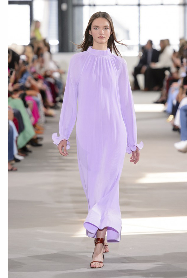  جمال الفستان المحتشم مع تفاصيل مطبّعة بين الوان البني والأزرق منGiambattista Valli