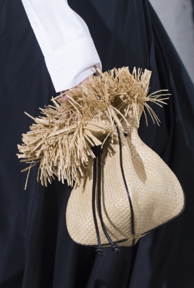 ما رأيك بهذه الحقيبة من مايكل كورس، هل تتجرّئين؟