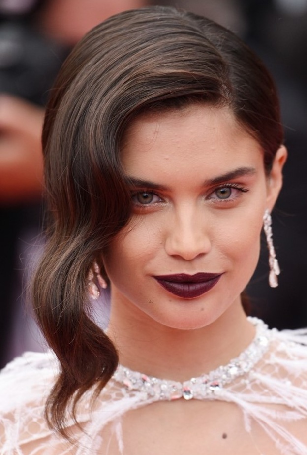  بدت Izabel Goulart في غاية الجمال مع المكياج الطبيعي واللون الأحمر على الشفاه