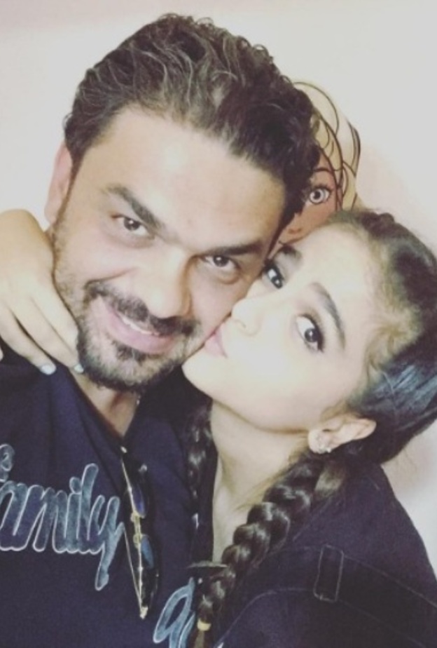 والد حلا الترك وابنته 2018