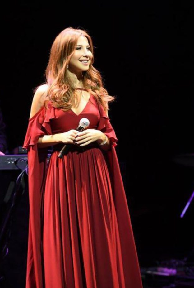 نانسي بفستان اخضر قصير من تصميم ايلي صعب