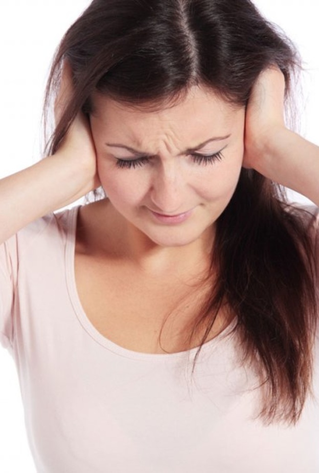 انسداد الأذن بالشمع يسبب طنين الأذن