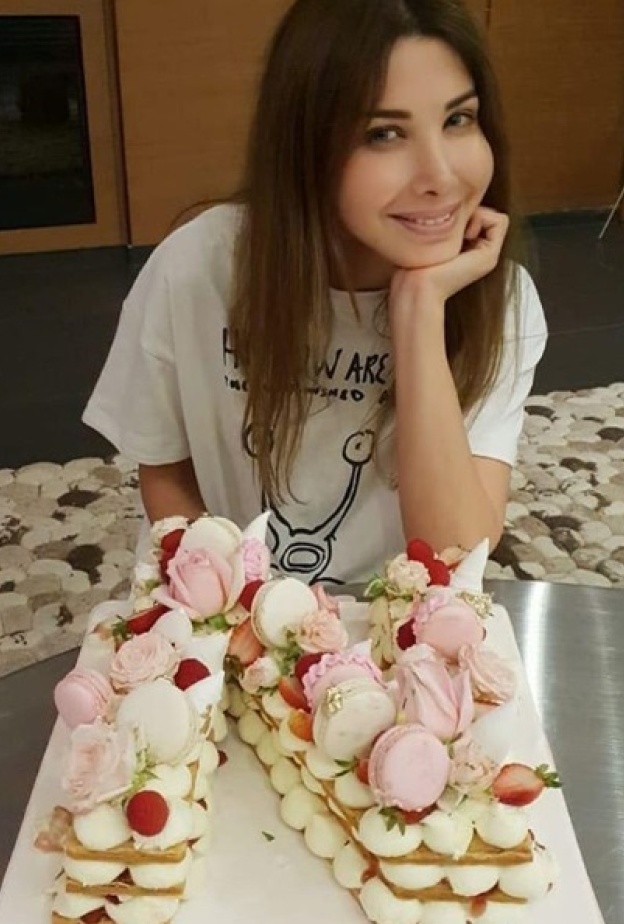 نانسي عجرم مع كيكة عيد ميلادها التي تحمل أول حرف من اسمها 