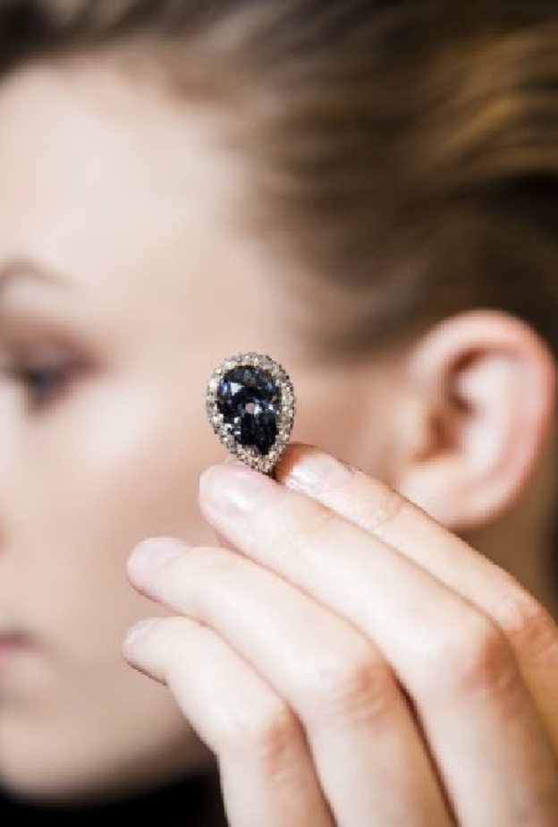 تألقت ثلاث ماسات تاريخية مكتشفين قبل 300 عام في مزاد سوذبيز جنيف للمجوهرات