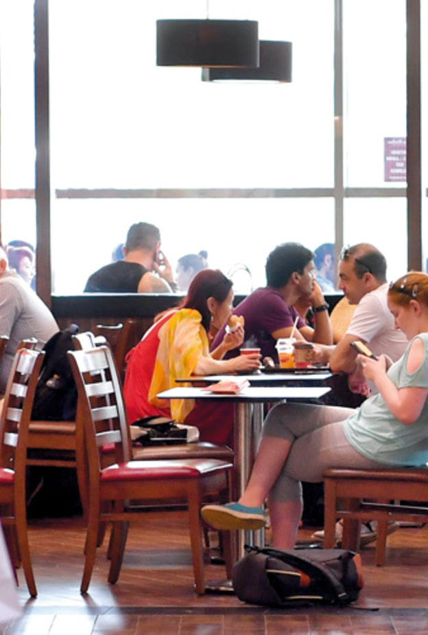 مطاعم تتحمّل ضريبة القيمة المضافة عن المستهلك