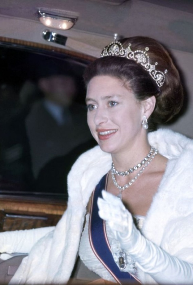  تاج Cambridge Lover's Knot Tiara بمرور الأجيال