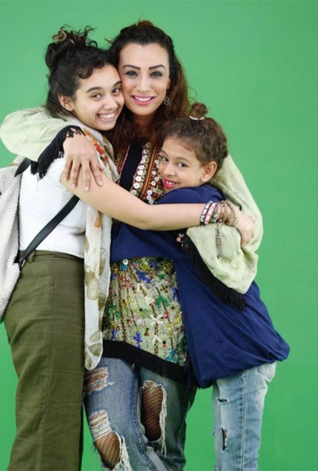 صفاء جلال مع ابنتيها سلمى وكرمة