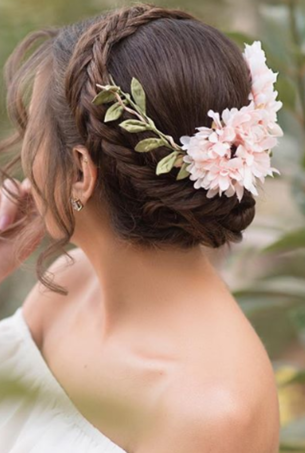 تسريحة شعر باستخدام الورود الطبيعية