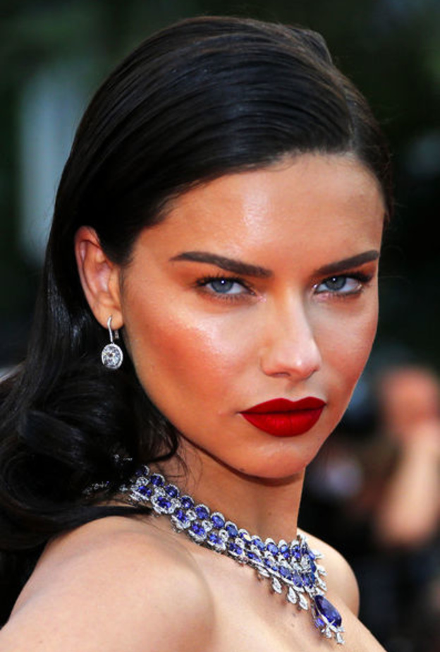 جمال Izabel Goulart مع المكياج الطبيعي وتسريحات الشعر الويفي