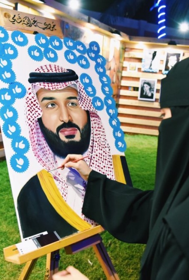 جودي اثناء رسم لوحة ولي العهد