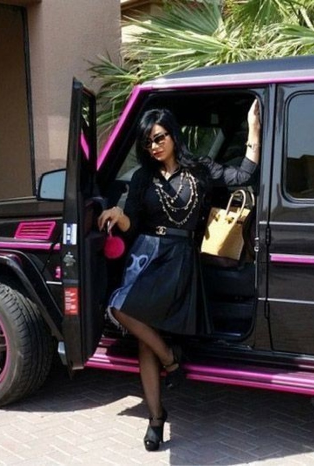 شمس الأغنية والمطربة اللبنانية نجوم كرم مع سيارتها رانج روفر