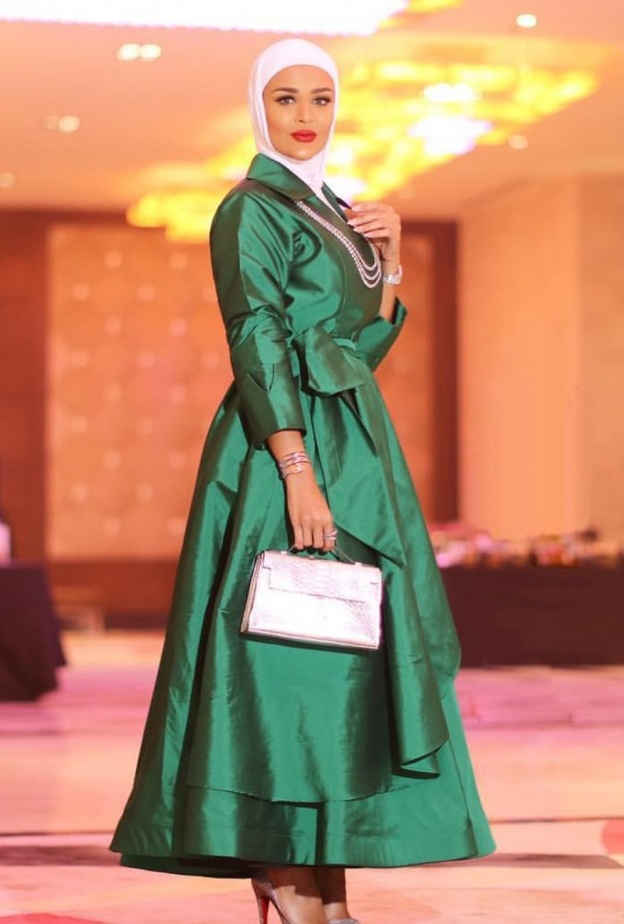 فساتين محجبات محددة باللون الأخضر مع أقمشة الساتان اللماعة في إطلالة مدونة الموضة مرمر