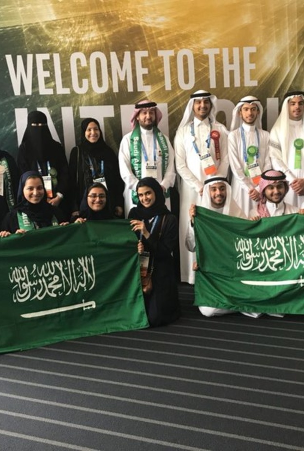  الطالبات السعوديات المشاركات في المسابقة