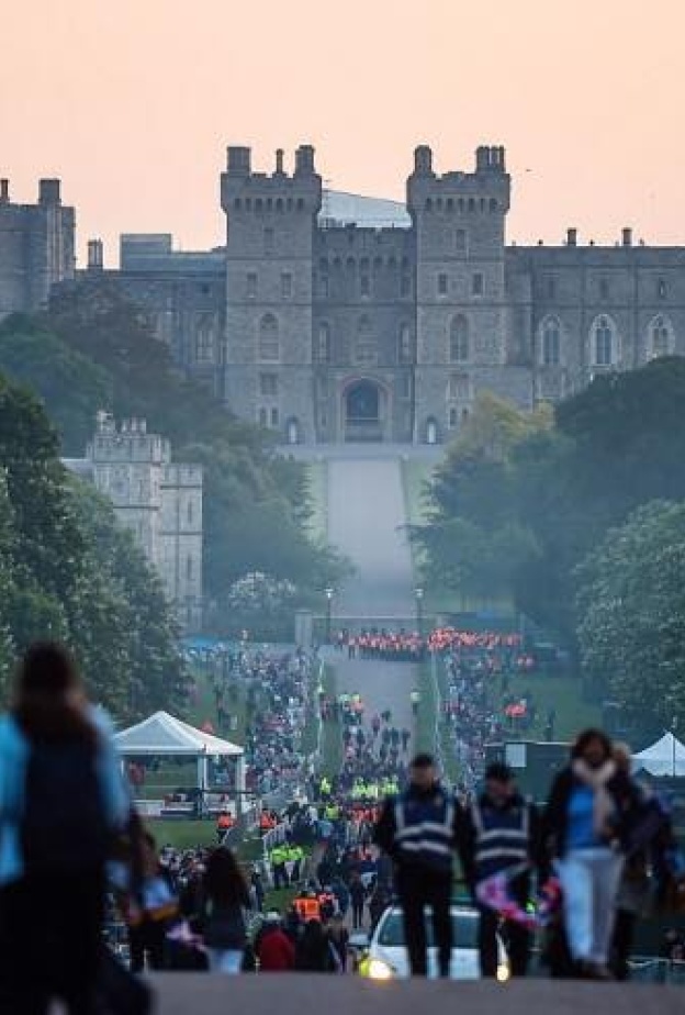 حشود غفيرة بالقرب من قصر ويندسور تترقب الزفاف الملكي