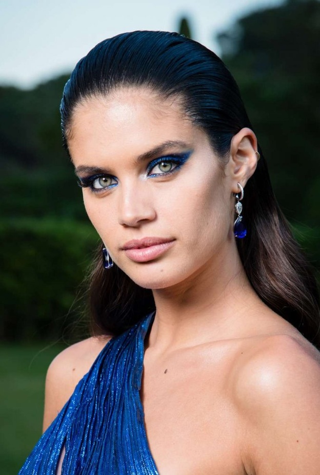 تطبيق المكياج الناعم بأسلوب ‏‎ Adriana Limaمع الحفاظ على رسمات العيون البارزة