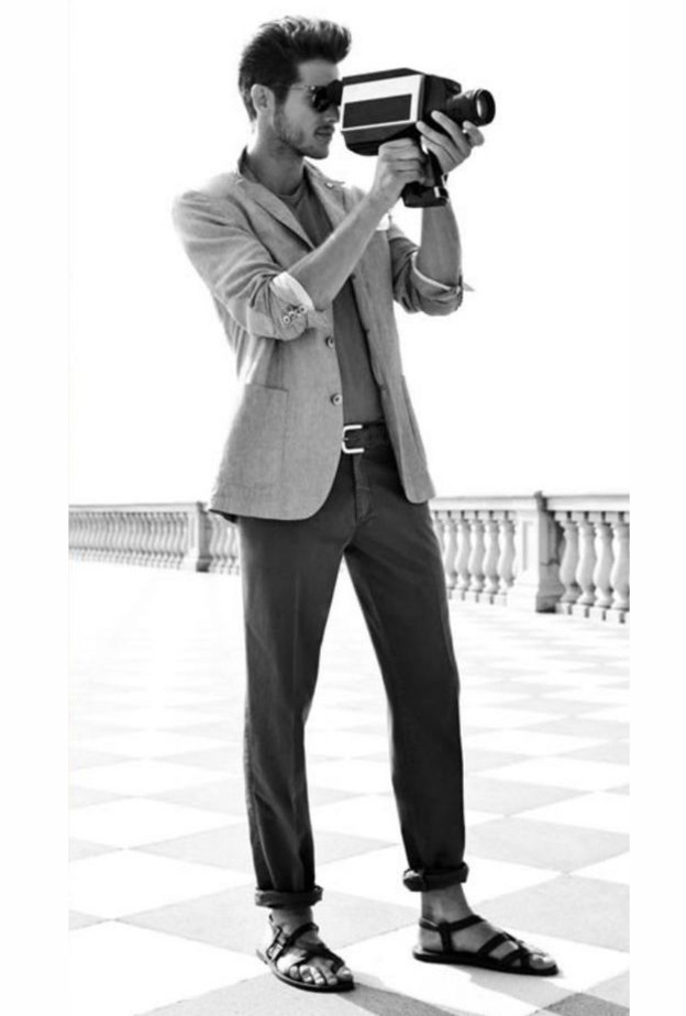 ستايل راقي وأنيق بلمسات كاجوال بالتيشرت والصندل