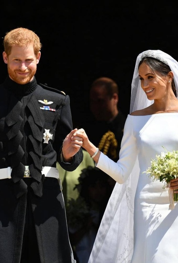 الأمير هاري يحتفل بزواجه ببذته العسكرية ولحيته المعتادة