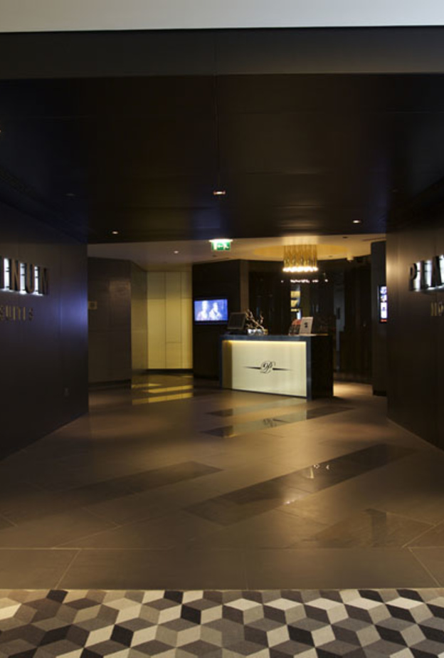 المقاعد من داخل الصالة