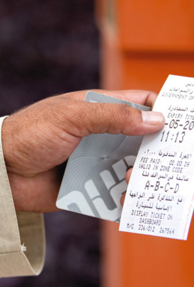 تذكرة مواقف بـ 4 دراهم تكلِّف رجلاً حريته في الامارات