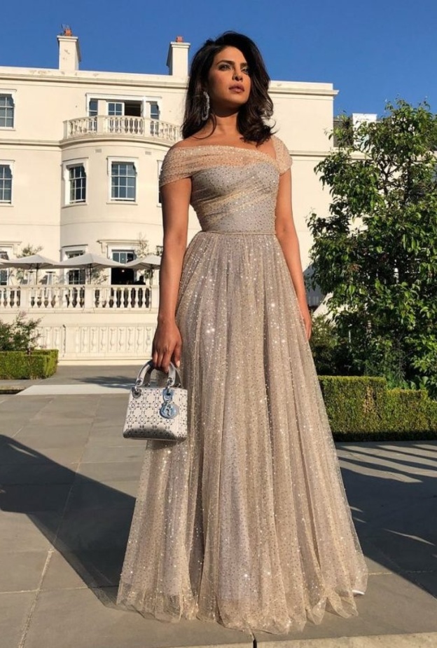 سيلينا ويليامز بفستان مطبع بالورود من دار فالنتينو ‏Valentino