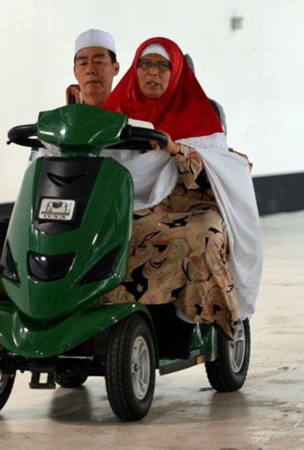 من العربات المجانية لمحتاجيها من الزوار و المعتمرين