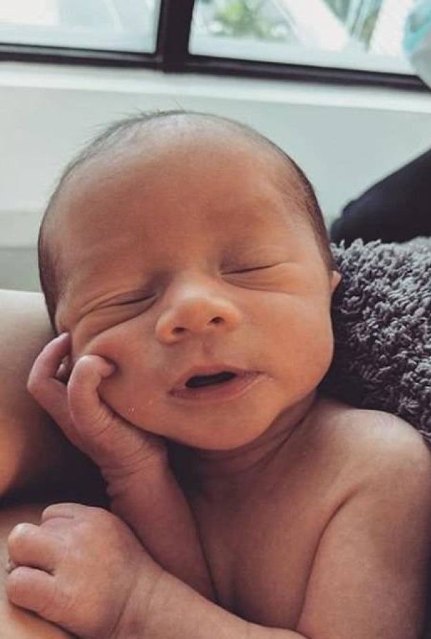 الصورة الأكثر تداولا لمولود جون ليجند وزوجته كريسي تايجن