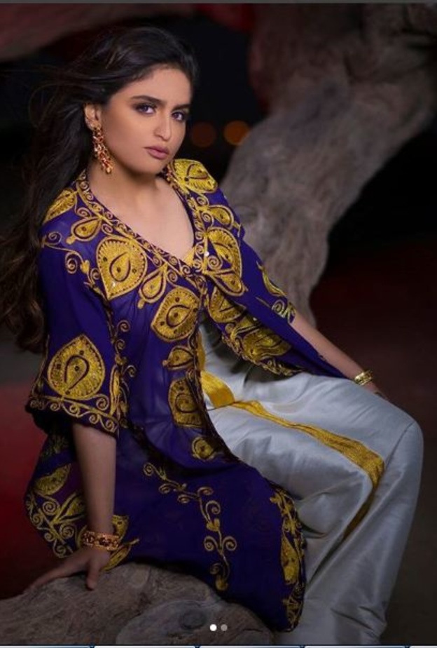 حلا الترك تكشف عن جنسيتها