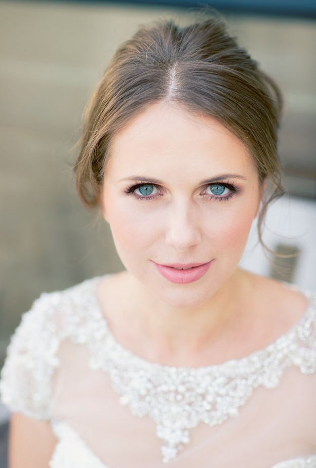 مكياج طبيعي للعروس مع الظلال الزهرية